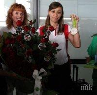 Букет от 197 рози, торта и много фенове посрещнаха Мирела Демирева в София