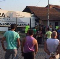 ВЕРСИЯ ЗА ТРАГЕДИЯТА В ЛОМ: Огромна дупка изкарала ТИР-а от пътя! 