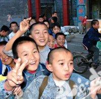 Китайски училища наемат фризьори, за да приложат забрана за модерни прически