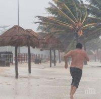 Проливни дъждове наводниха Акапулко, събудиха свлачища