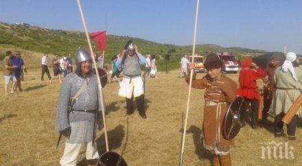 туристи мечове лъкове крепостта маркели