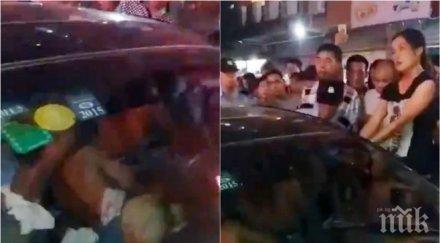 шокиращо видео бясна съпруга преби съблече гола любовницата мъжа тълпа зяпачи