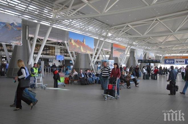 Блокирани пътници висят над 6 часа на летище София