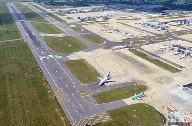 Отвориха главната писта на летище Гетуик