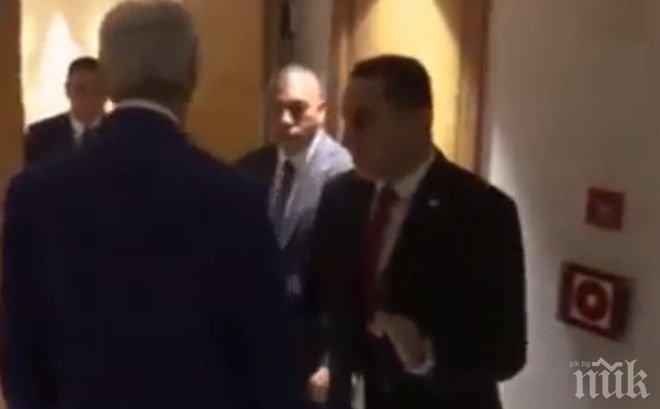 Скандал! Гард на египетският президент обискира Джон Кери и му забрани да снима с телефона си (ВИДЕО)