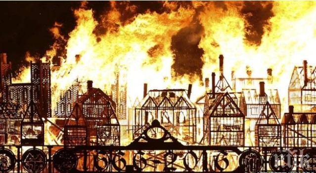 Огън в Лондон: Горя макет на града 350 години след Големия пожар (СНИМКИ)
