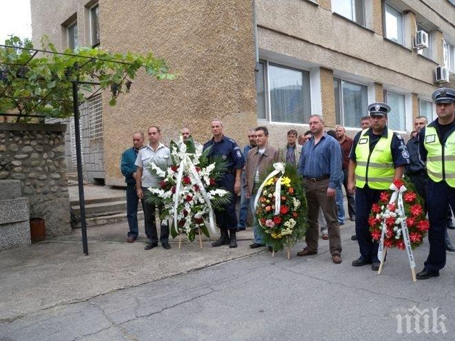 Поклон пред паметта на шестимата загинали пожарникари и полицаи в Големо село