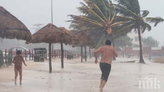 Проливни дъждове наводниха Акапулко, събудиха свлачища