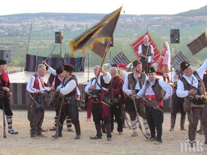 Възстановка за Хайдут Генчо събра хиляди родолюбци край Хисаря