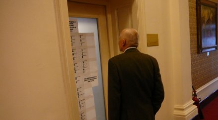 курвите сидеров продължават висят парламента