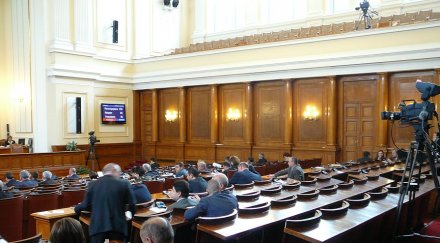депутатите хвърлиха кошчето новия образователен закон