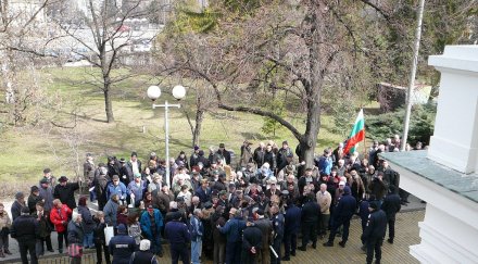 протестиращи атакуваха парламента отзад снимки