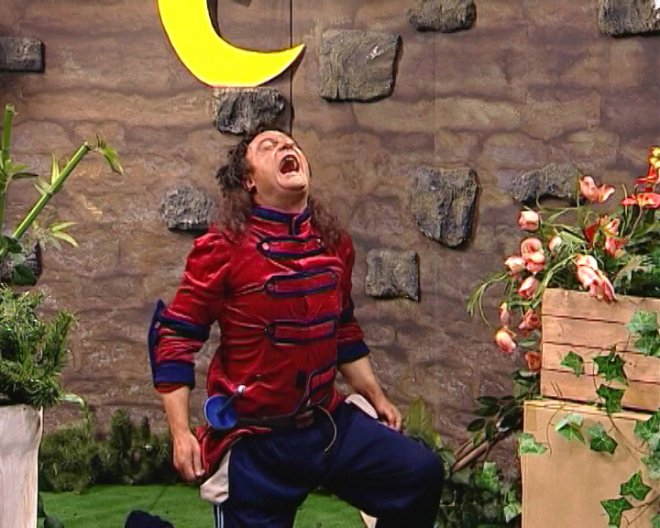 Кондьо Рачков ухажва Жулиета Сапунджиева в Ромския театър (Снимки)