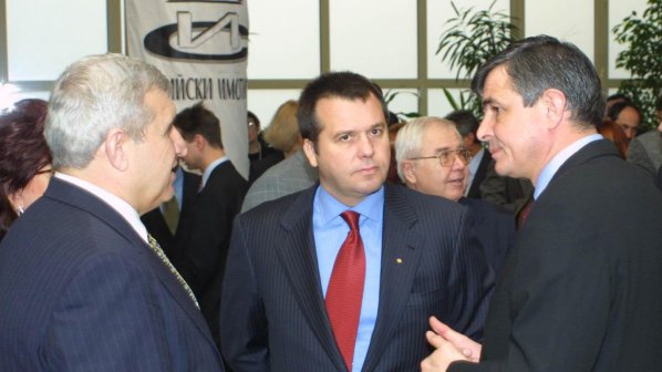 Почитат Илия Павлов със запалени пури край гроба му