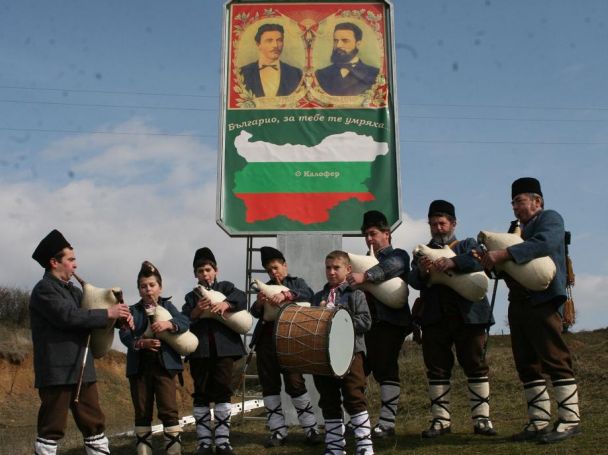 Калоферци искат патриарх Неофит да канонизира Левски и Ботев за светци