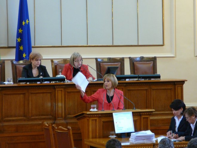 Ц. Цачева и М. Манолова с еднакви дрехи, но на различно мнение