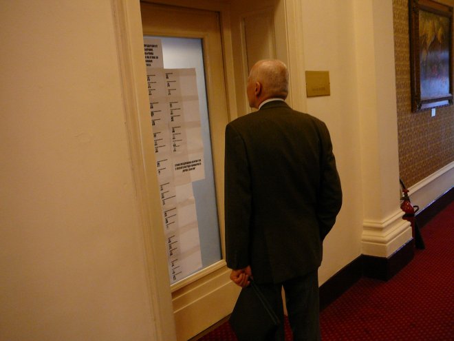 Курвите на Сидеров продължават да висят в парламента