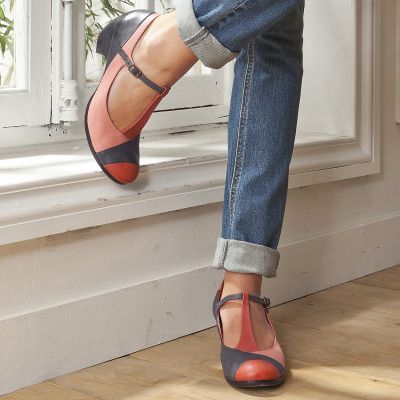 Мъже с дамски обувки маршируват из София днес 