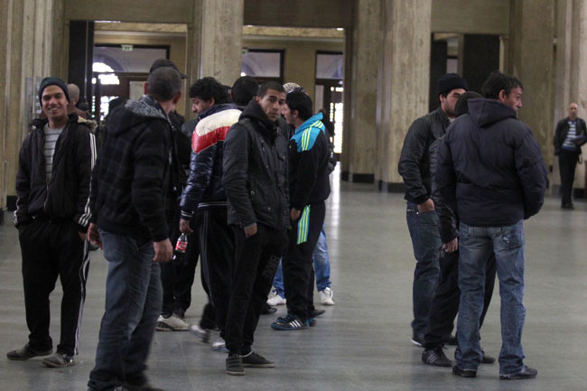 30 роми крещяха убиец срещу охранителя, гръмнал млад крадец