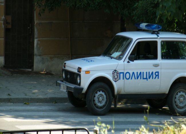 Кола излетя от пътя, заби се в паркиран автомобил