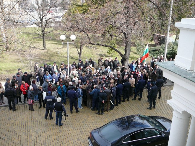 Протестиращи атакуваха парламента отзад (Снимки)