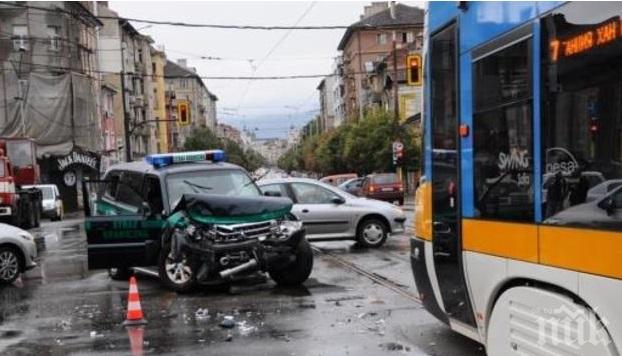 Трамвай удари джип с полски офицери от Фронтекс