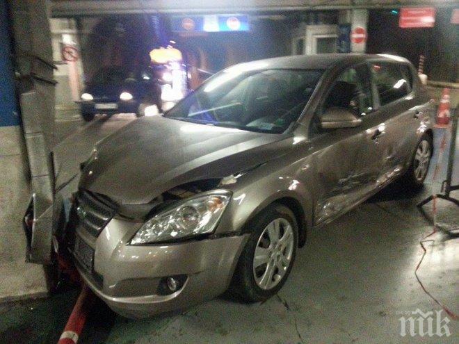 ПЪРВО В ПИК! Катастрофа блокира паркинга на столичен мол (СНИМКИ)