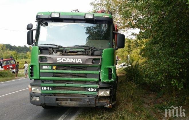 ТИР едва не влезе в езерото Вая