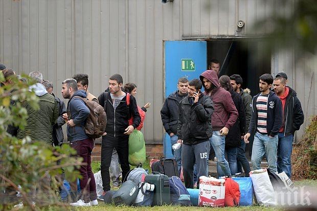 17 бежанци са били открити в Австрия натъпкани в микробус