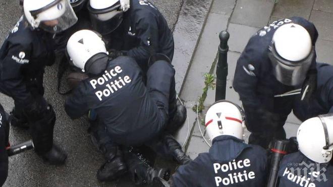 Екшън в Брюксел! Мъж нападна с нож двама полицаи