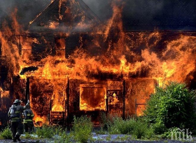 Клошар изпепели до основи бивше училище 