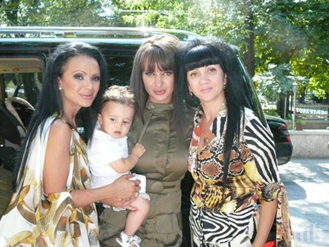 Чалга дивата Мария чака момиче, кръщава го на майка си