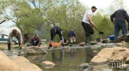 300 души търсят злато карлово