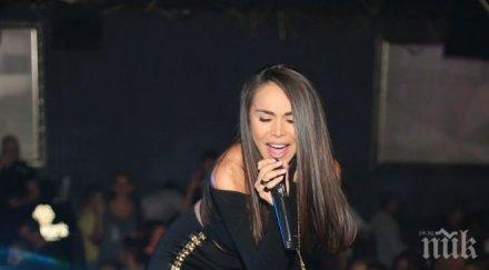 гръцката ваканция алисия пръска сексапил клуб снимки