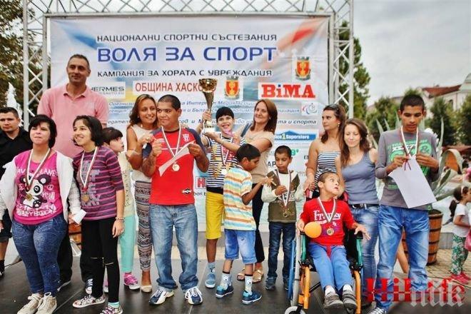 Кметът на Хасково игра шах с инвалиди, президентът на Локо (Пд) им връчи купите и медалите (СНИМКИ)