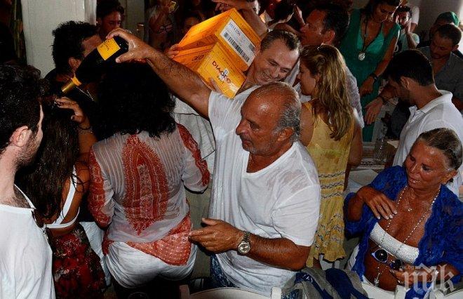 Душ от шампанско в Миконос! Безсрамните снимки на магната Филип Грийн, продал BHS за 1 паунд (СНИМКИ)