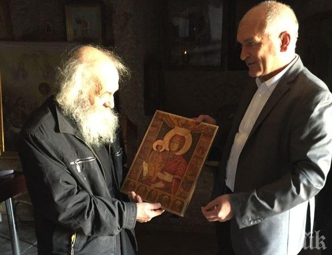 Димитър Главчев подари икона по случай празника за независимостта на Молдова