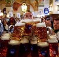 РЕКОРД! Германец пренесе 29 чаши, пълни с бира (ВИДЕО)