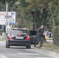 ФОТО БОМБА В ПИК! Янаки Стоилов с уникален шофьор - вижте как го облече (ПАПАРАШКИ СНИМКИ) 