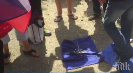 скандално двама кандидат президенти стъпкано знаме копринка