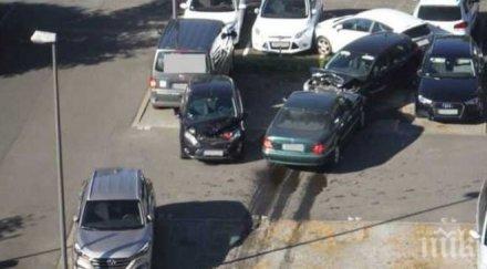 eкшън годишна жена помете паркирали коли