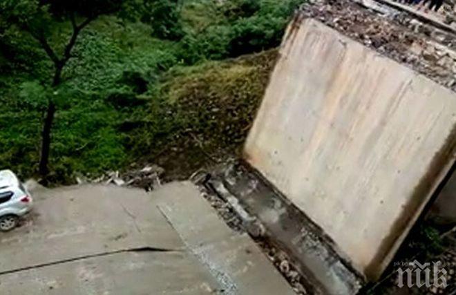 В Китай падна автомобилен мост, има пострадали