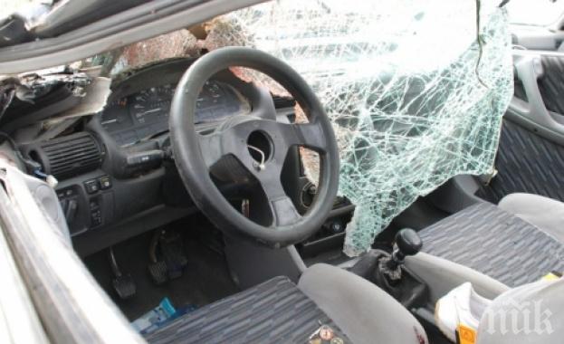 Трагедия: Кола изхвърча от пътя, премаза на място водача си в Казанлък 