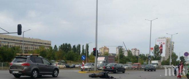 Кола помете мотор в София