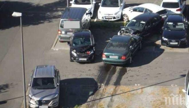 Eкшън! 75-годишна жена помете 14 паркирали коли