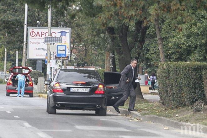 ФОТО БОМБА В ПИК! Янаки Стоилов с уникален шофьор - вижте как го облече (ПАПАРАШКИ СНИМКИ) 