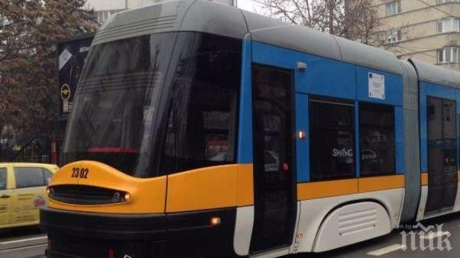 Трамвай удари кола в София, един човек е пострадал!