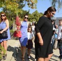 ФОТО БОМБА В ПИК! Ани Салич отчаяна в първия учебен ден - изпрати децата на училище без мъжа си (ПАПАРАШКИ СНИМКИ) 