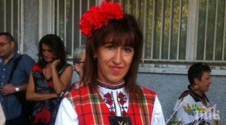 директорка посрещна учениците народна носия