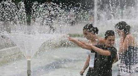 лятото продължава пълна пара морето прекрасно плаж слънце грее планините